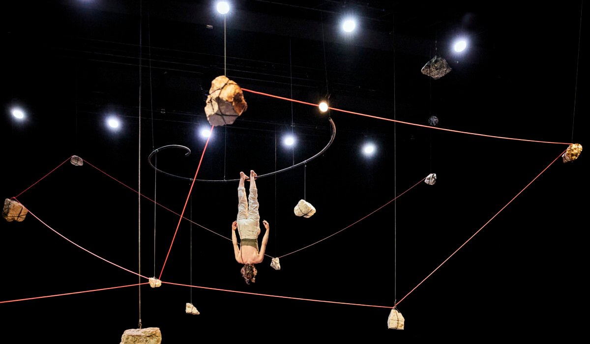 Artiste suspendue à des elements aériens