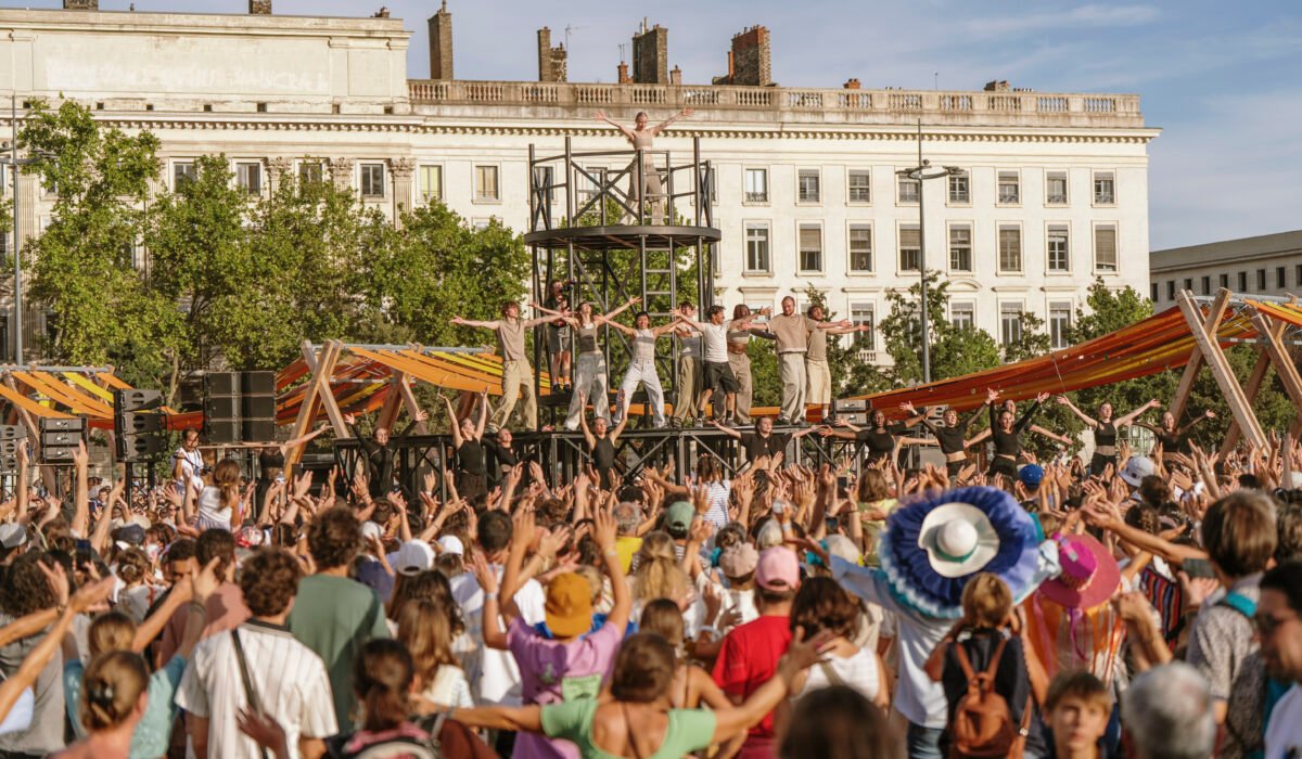 Final du défilé de la Biennale de la danse de Lyon 2025 sur la place Bellecour