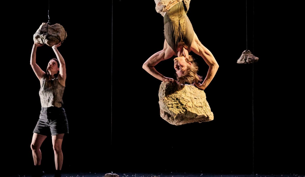 Artistes avec des rochers, des pierres et du gravier