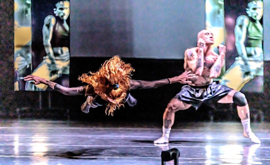 Alejandro Ahmed con Grupo Cena 11 in una performance durante la Biennale de la danse de Lyon