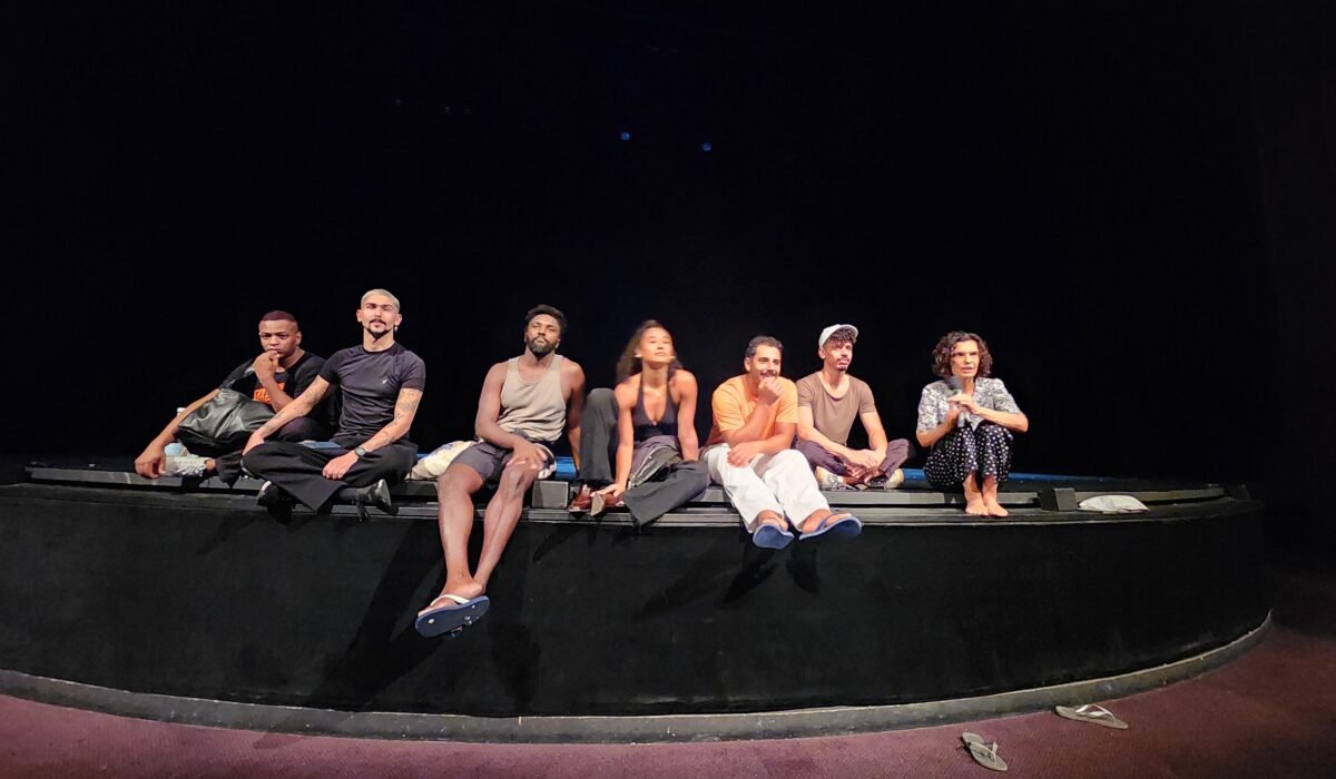 La coreografa Lia Rodrigues insieme alla compagnia seduta sul proscenio dopo lo spettacolo alla Maison de la Danse de Lyon