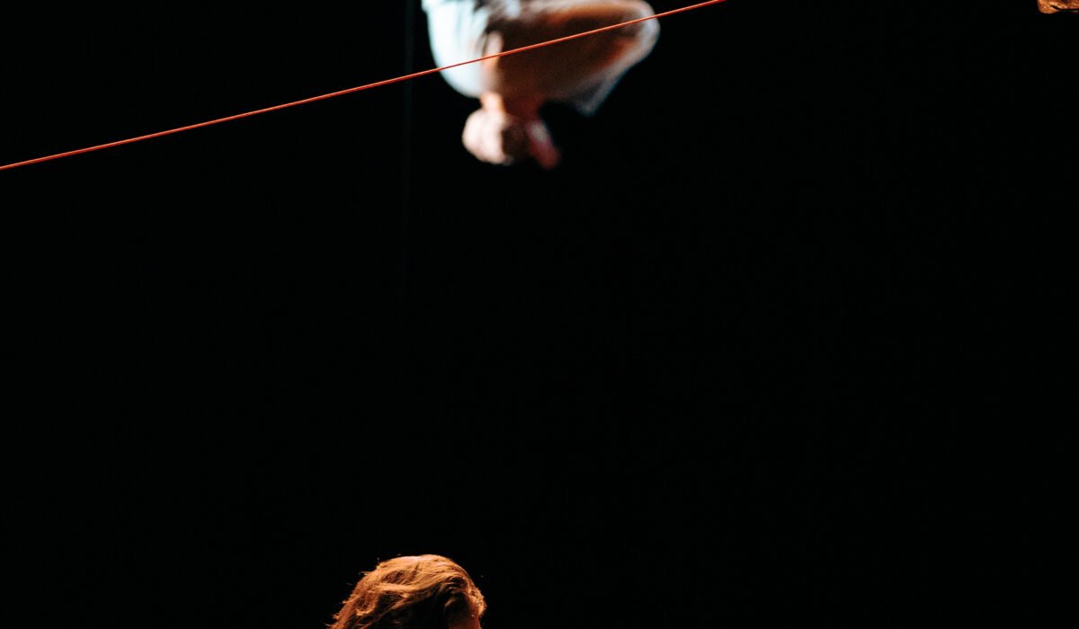 Danseuses avec des rochers, des pierres et du gravier