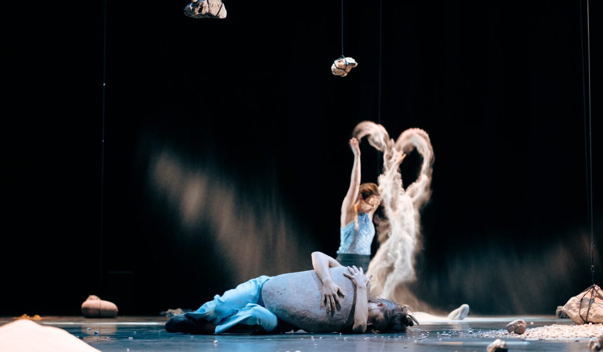 Danseuses avec des rochers, des pierres et du gravier