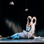 Danseuses avec des rochers, des pierres et du gravier