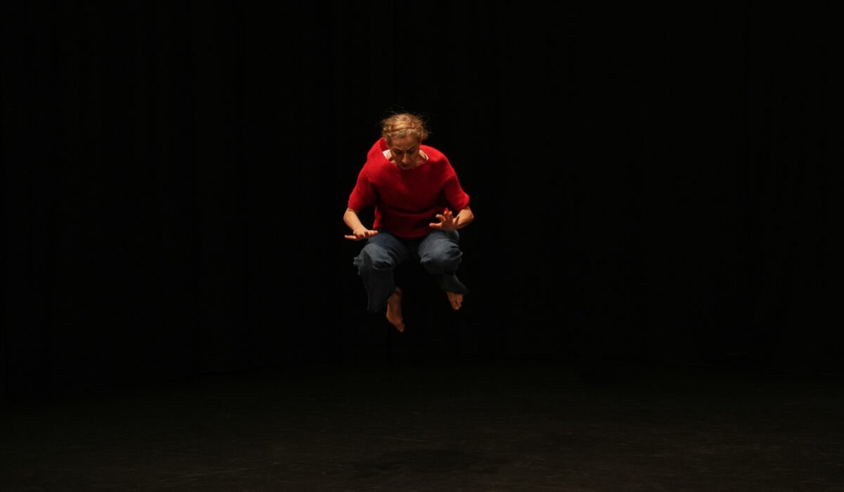La danseuse Ambra Senatore lors du solo Par d'autres voix