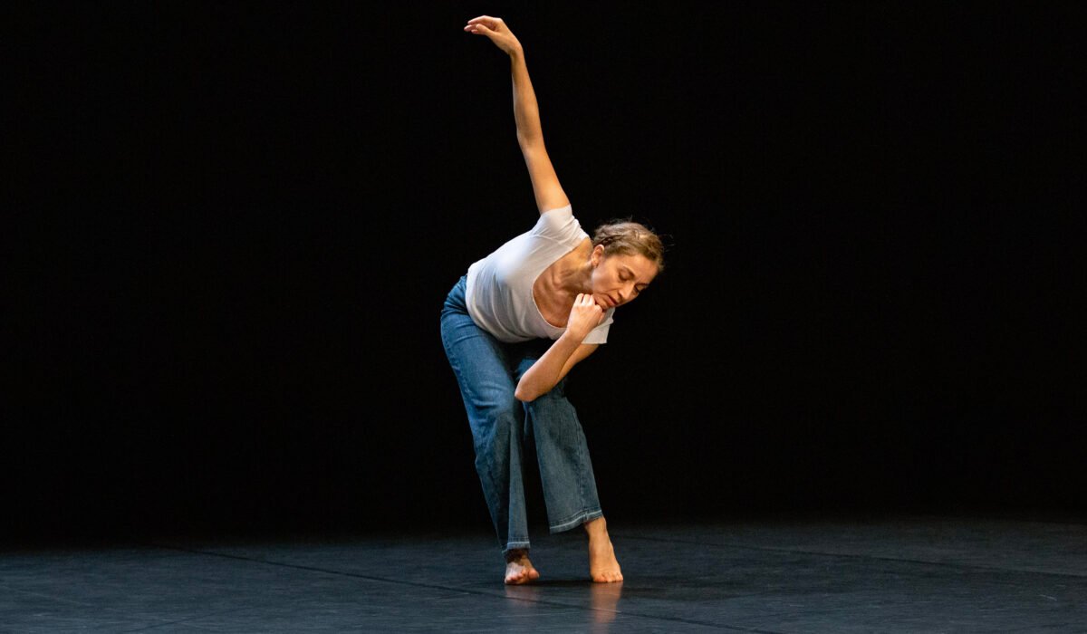 La danzatrice Ambra Senatore impegnata nell'assolo Par d'autres voix