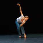 La danzatrice Ambra Senatore impegnata nell'assolo Par d'autres voix