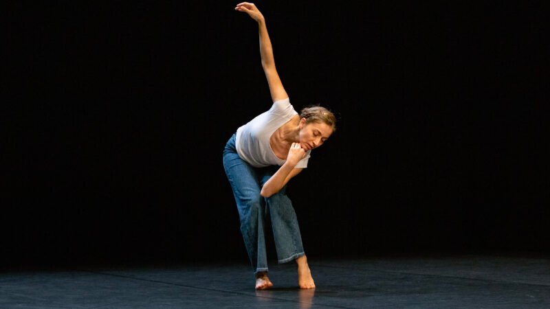La danzatrice Ambra Senatore impegnata nell'assolo Par d'autres voix