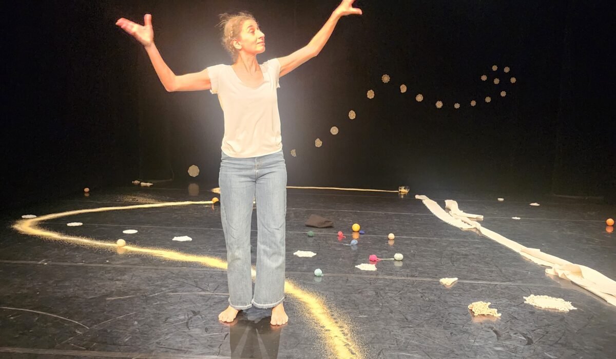 La danseuse Ambra Senatore lors du solo Par d'autres voix