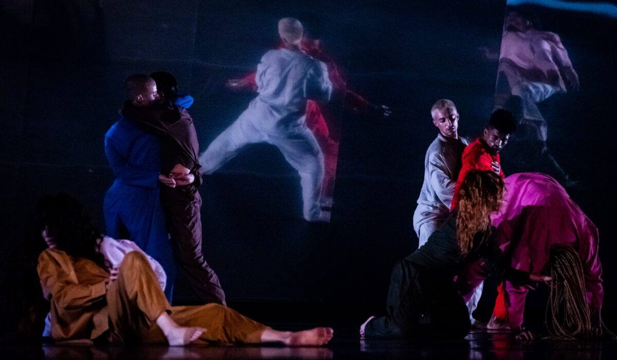 Scena di danza contemporanea della pièce Fôlego di Rafaela Sahyoun