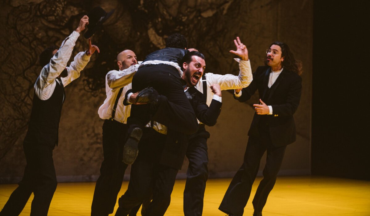 Scena dello spettacolo The brotherhood: un momento di goliardia maschile