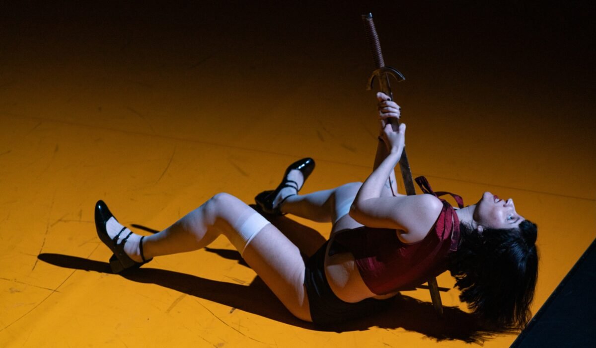 Scena dello spettacolo The brotherhood: Carolina Bianchi a terra trafitta da una lancia