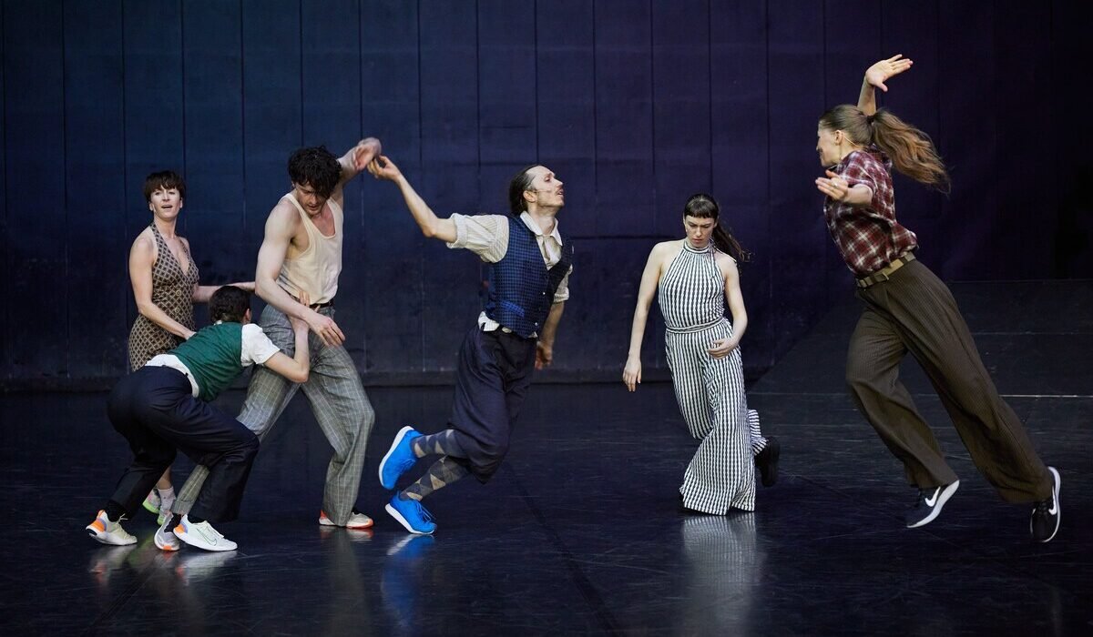 Danzatori della Dresden Frankfurt Dance Company nella pièce Lisa del coreografo Ioannis Mandafounis, in abiti anni Trenta