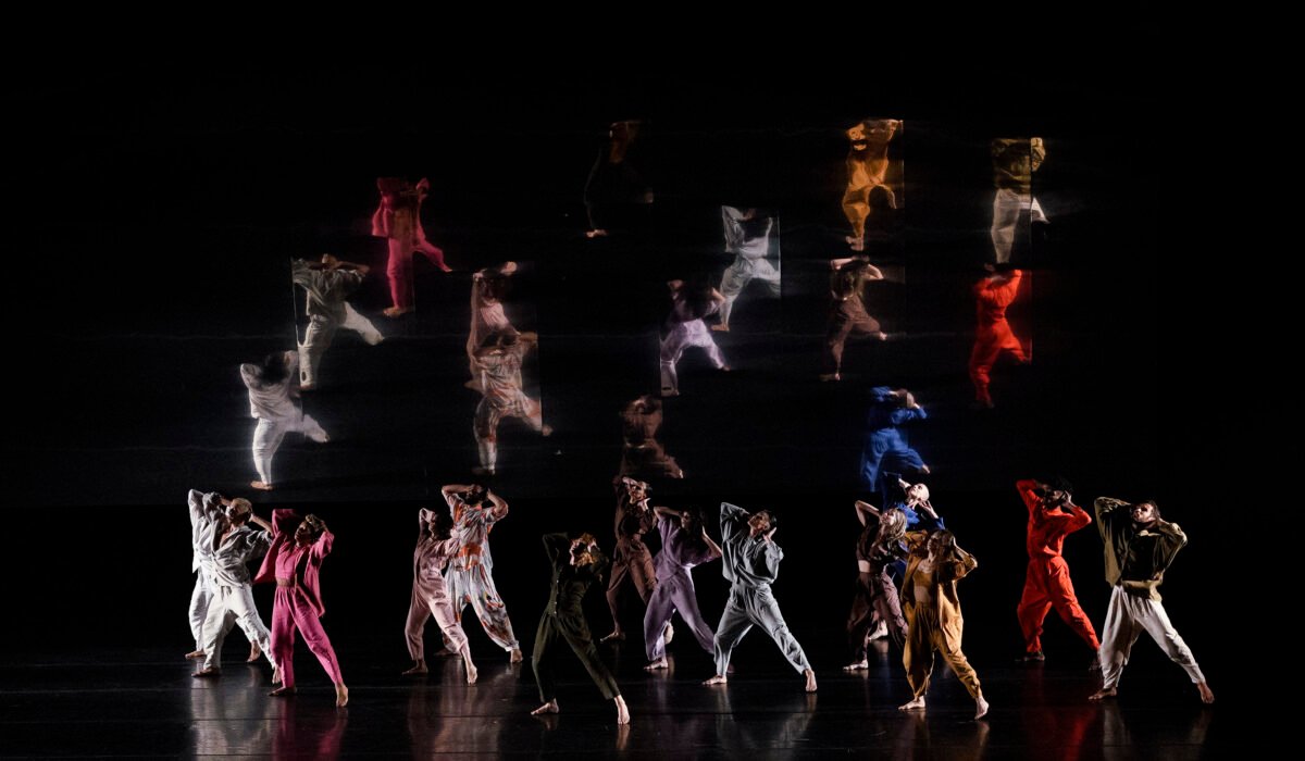 Scena di danza contemporanea della pièce Fôlego di Rafaela Sahyoun