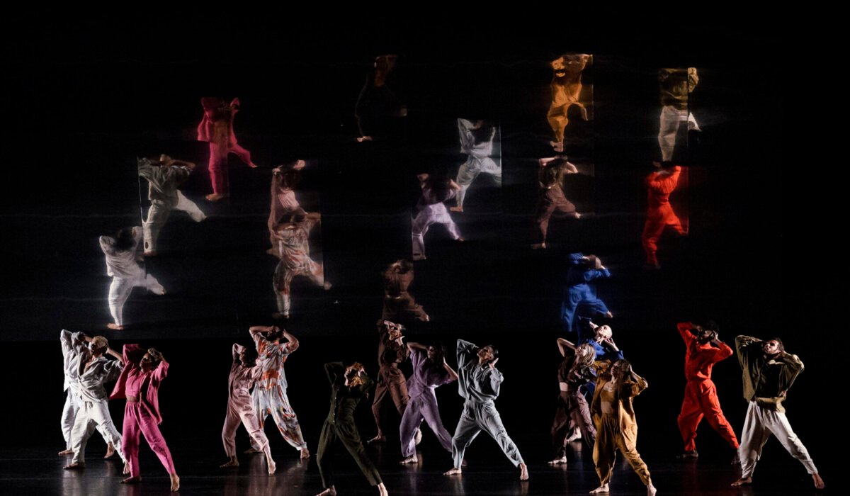 Scena di danza contemporanea della pièce Fôlego di Rafaela Sahyoun