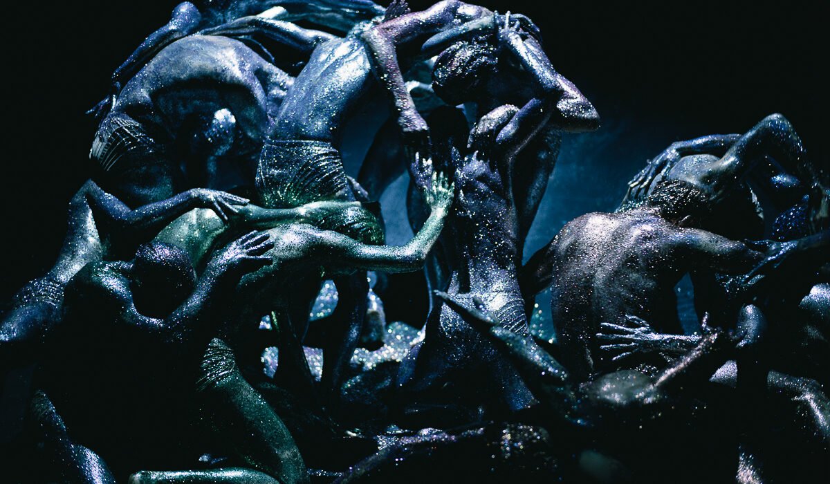 Scena balletto Mirage, di Damien Jalet: corpi ricoperti di vernice iridescente