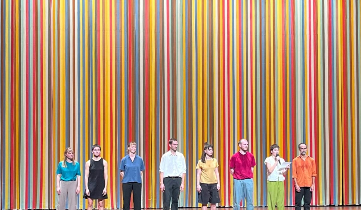 Sur le plateau: huit interprètes de Les applaudissements ne se mangent pas (Maguy Marin)