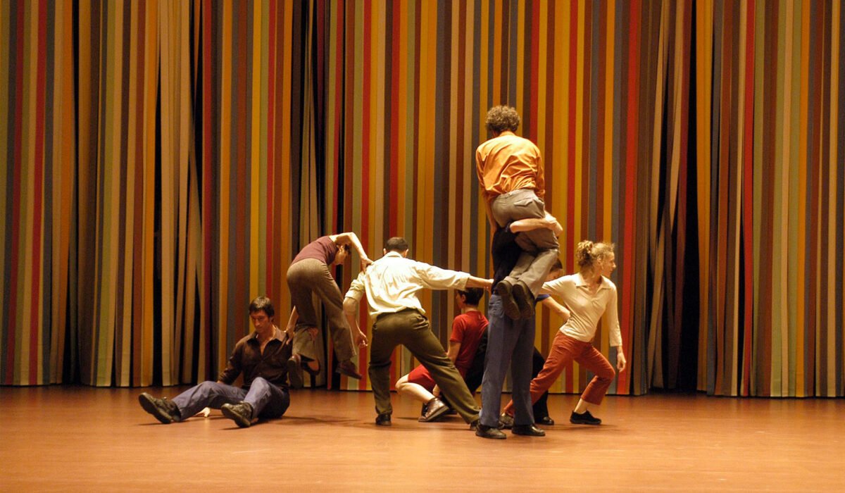 Groupe de danseurs de la compagnie de Maguy Marin sur le plateau de la Maison de la Danse