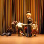 Groupe de danseurs de la compagnie de Maguy Marin sur le plateau de la Maison de la Danse