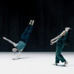 Due danzatori sulla scena di Contre-nature, di Rachid Ouramdane