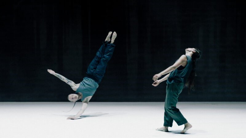 Due danzatori sulla scena di Contre-nature, di Rachid Ouramdane