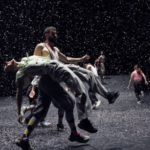 Scena della pièce Lisa, interpretata dai danzatori e danzatrici della Dresden Frankfurt Dance Company