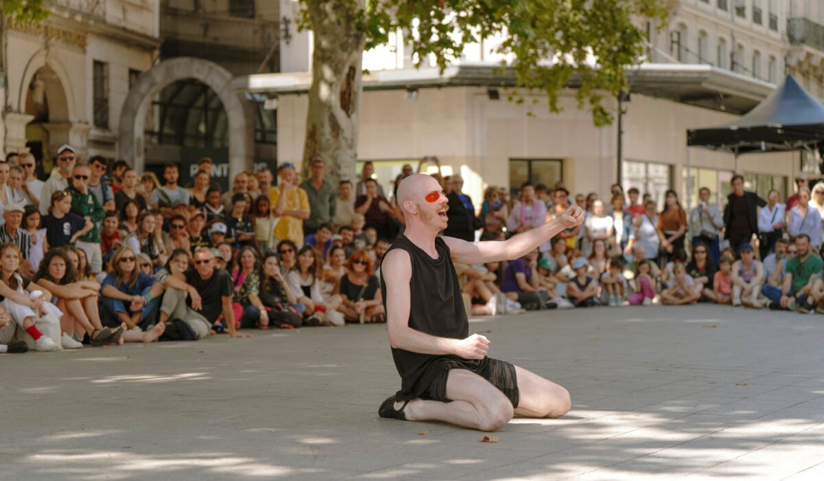Espace public: le performeur Volmir Cordeiro dans là interprétation de Rue, Biennale de la danse de Lyon