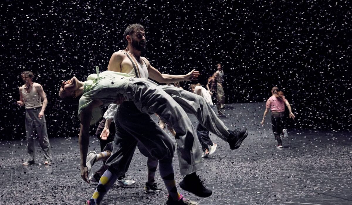 Danzatori della Dresden Frankfurt Dance Company nella pièce Lisa, del coreografo Ioannis Mandafounis, in abiti anni Trenta