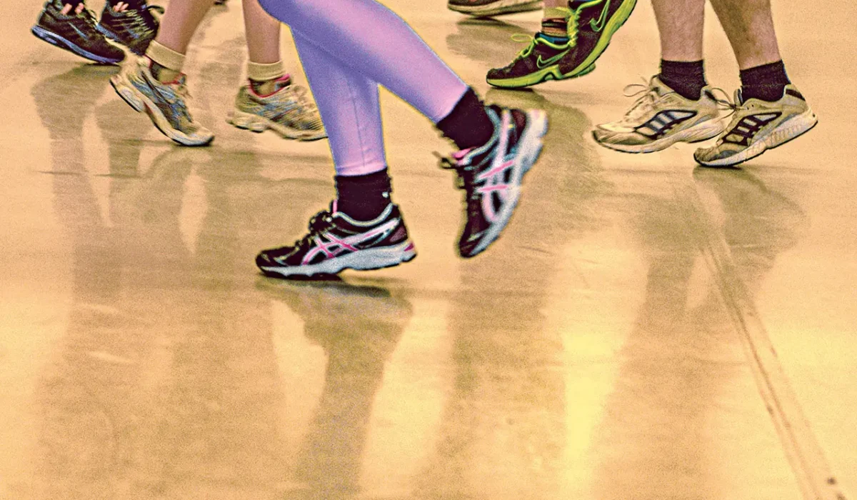 Immagine di piedi con sarpe da ginnastica, tratta dalla creazione di danza contemporanea The Dog Days Are Over