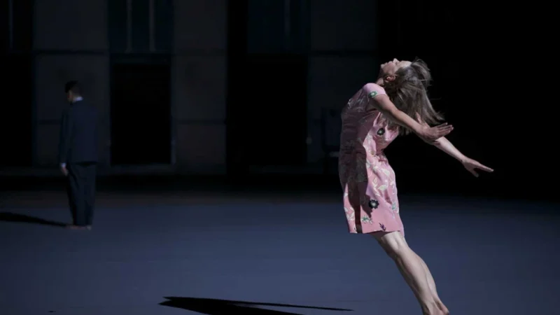 Duo di danzatori nella coreografia la Nuit transfigurée di Anne Teresa De Keersmaeker