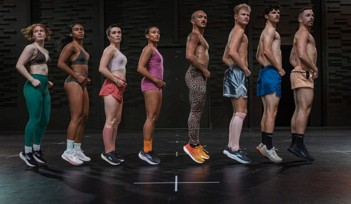 Danzatori e danzatrici dello spettacolo di danza contemporanea The Dog Days Are Over, di Jan Martens