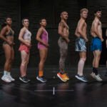 Danzatori e danzatrici dello spettacolo di danza contemporanea The Dog Days Are Over, di Jan Martens