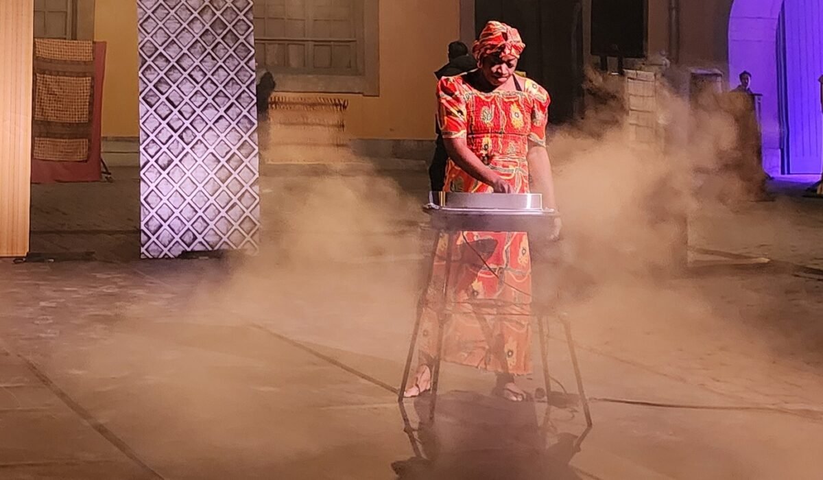 Artiste congolaise en train de griller des merguez sur scène