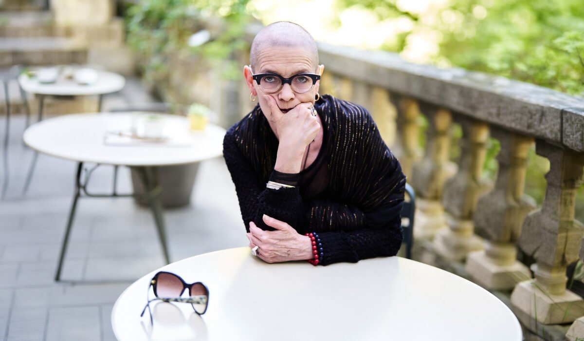 Femme à une terrasse de café