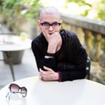 Femme à une terrasse de café