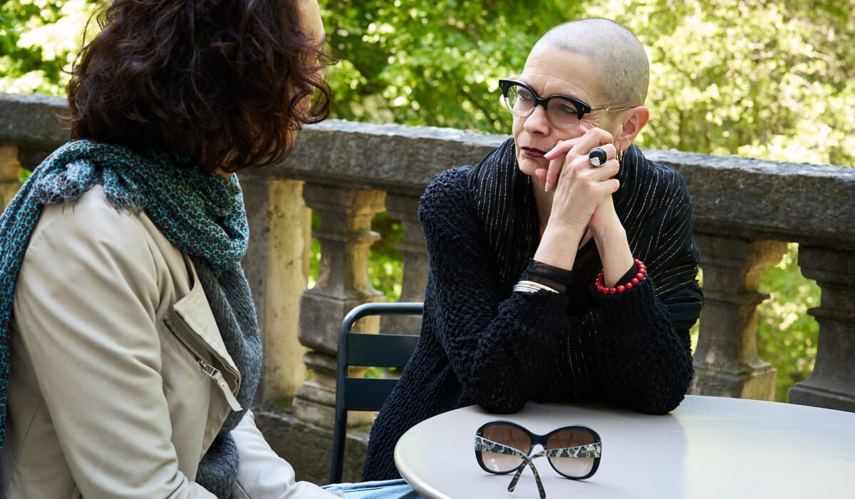 Gallia Valette-Pilenko à une terrasse de café