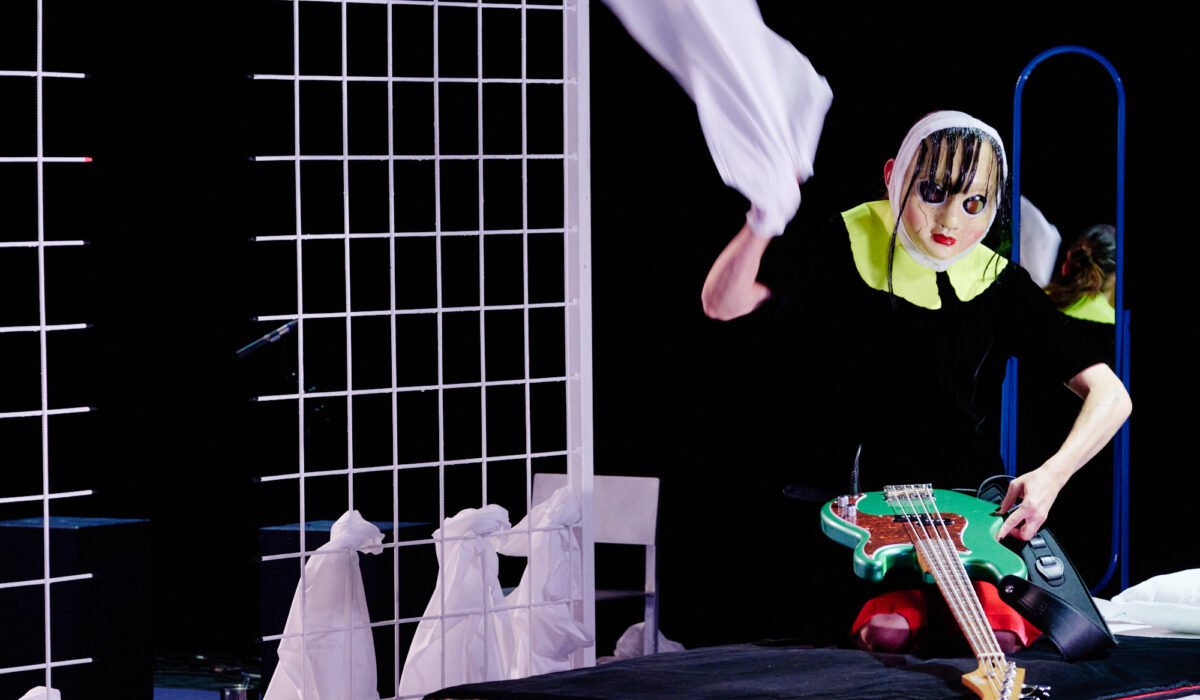 Performeur avec masque