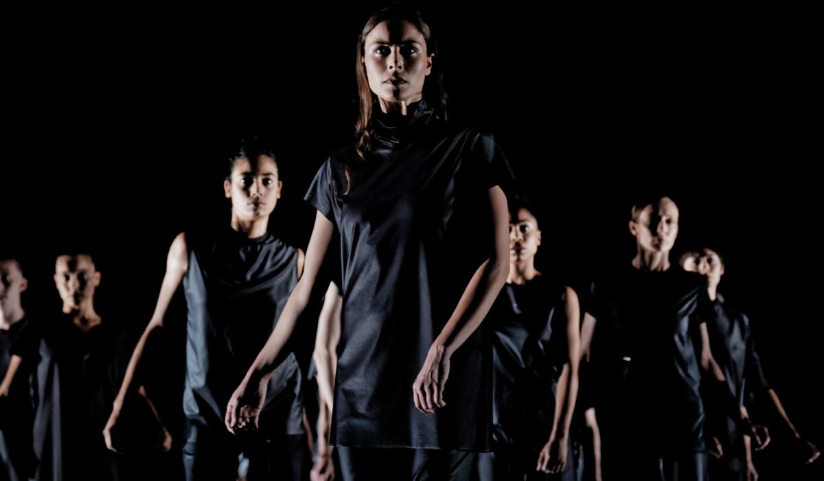 Le Ballet de l'Opéra de Lyon en costumes sombres dans Mycelium