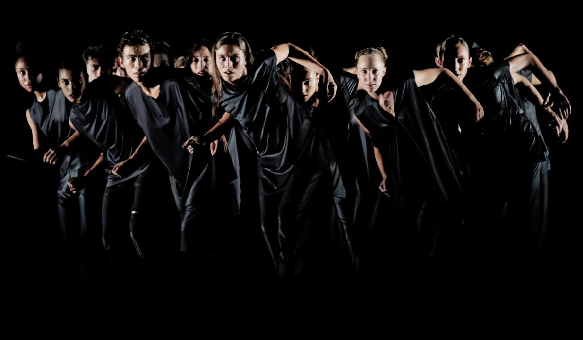 Le Ballet de l'Opéra de Lyon en costumes sombres