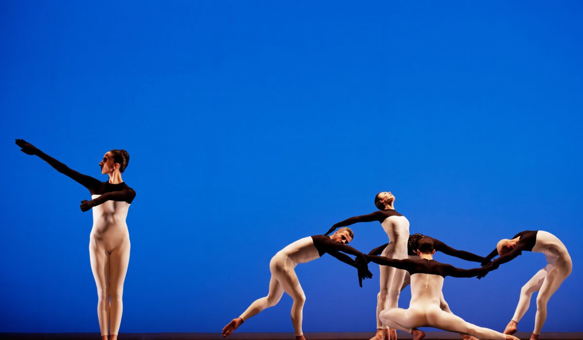 Danseurs dans la chorégraphie Beach Birds de Merce Cunningham