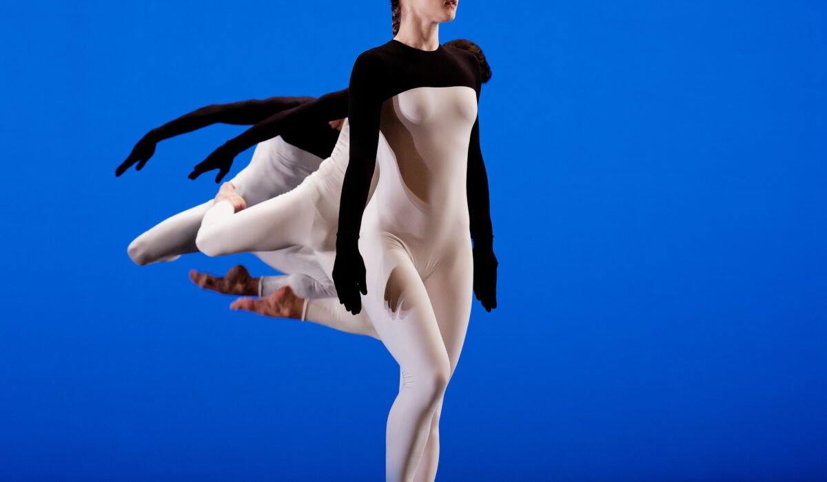 Danseurs dans la chorégraphie Beach Birds