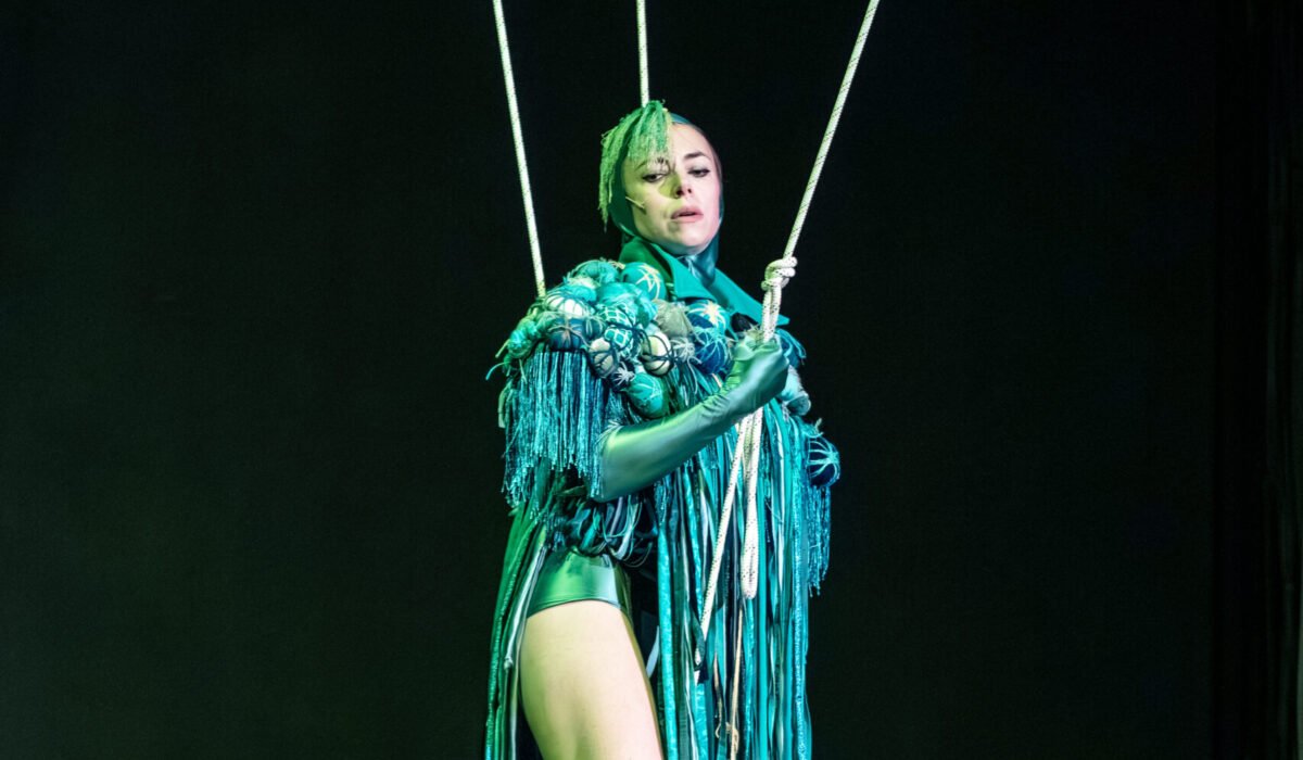 Performeuse en costume d'oiseaux