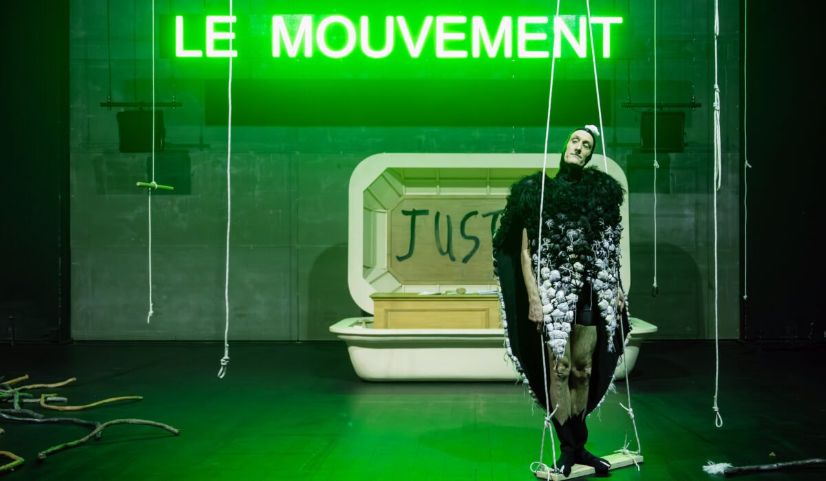 Performeurs en costume d'oiseaux