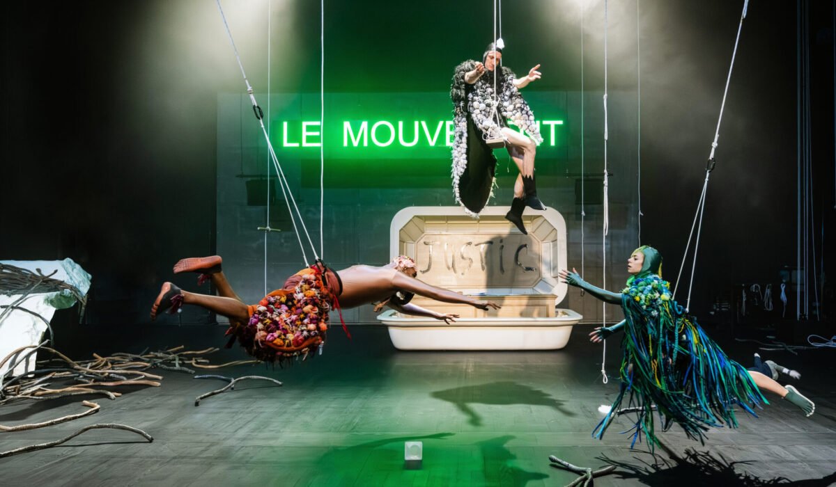 Performeurs en costume d'oiseaux