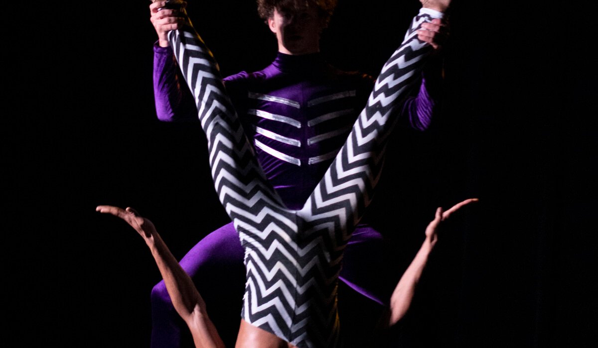 Deux danseurs en combinaisons moulantes colorées
