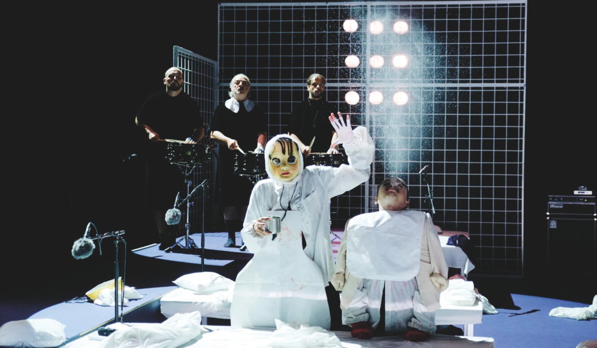 Performeur avec masque dans NÔT