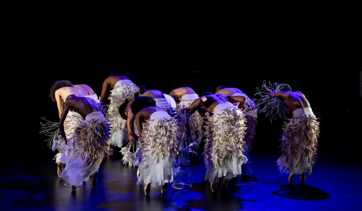 Groupe de danseurs noirs avec de longues jupes blanches avec des pinces