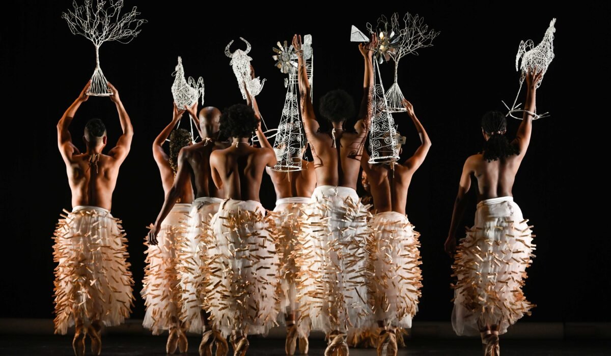 Groupe de danseurs noirs avec de longues jupes blanches avec des pinces
