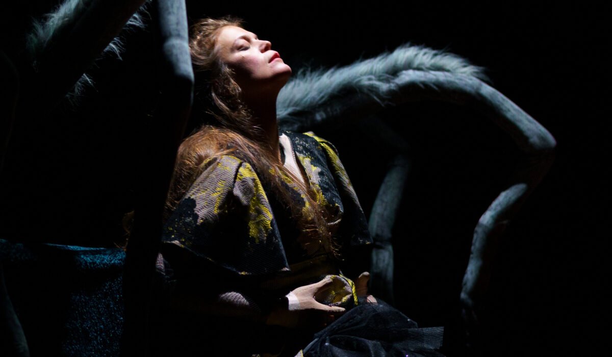 Actrice avec araignée géante