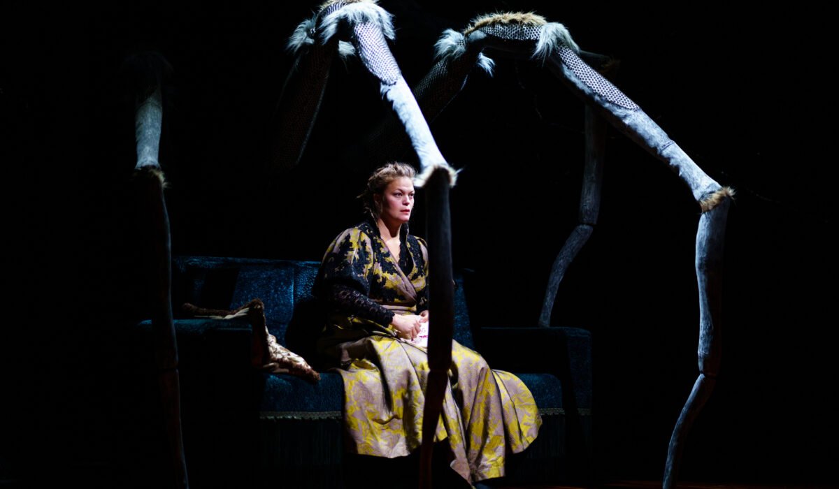 Actrice avec araignée géante